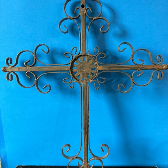 Elegant Rustic Style Metal Wall Cross Decor - Picture 9 of 9